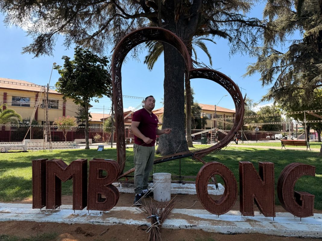 Artesano Marcelo Muñoz trabajando en el Tradicional Corazón de Mimbre Artesano Marcelo Muñoz trabajando en el Tradicional Corazón de Mimbre