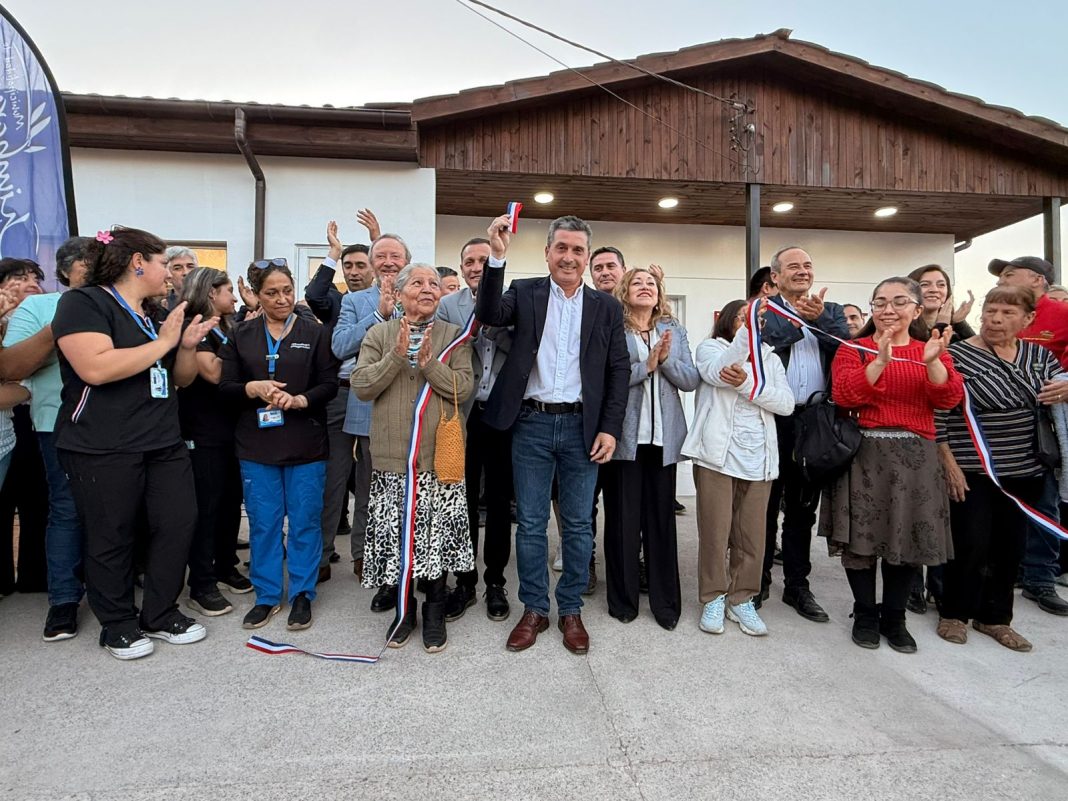Corte de cinta junto a vecinos del sector.